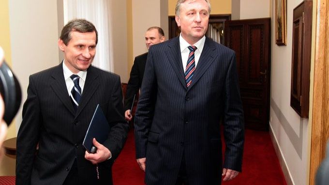 Mirek Topolánek a Jiří Čunek jdou na jednání o jmenování vlády.