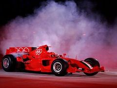 Součástí ceremoniálu byl i monopost F1 Ferrari pilotovaný testovacím jezdcem Lucou Baoderem.