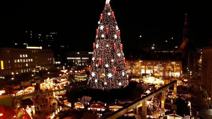 Vánoční stromy se ve většině měst rozzářily se začátkem adventu, nákupní horečka ale vypukla až o broznové neděli.