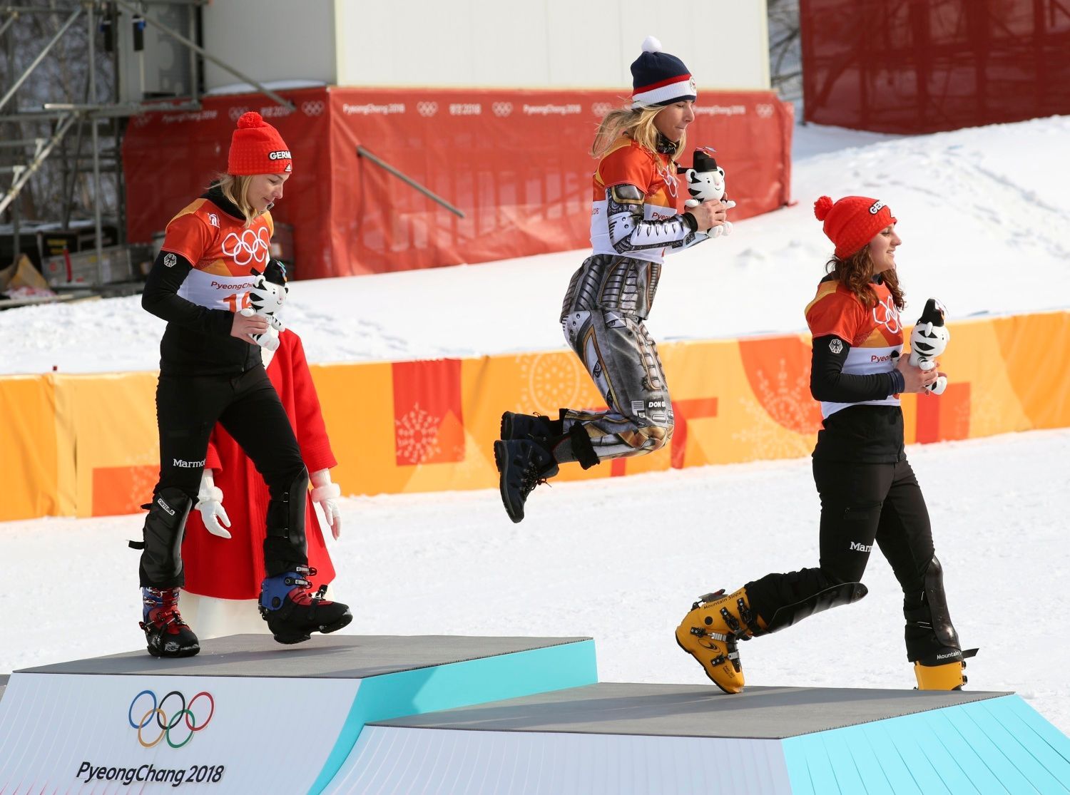 Ester Ledecká (7) slaví zlato z paralelního obřího slalomu na ZOH 2018