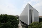 Eco Ark, Tchaj-pej, Tchaj-wan - Architekt Arthur Huang a firma MINIWIZ stojí za tchajpejským pavilonem, jehož stěny a fasáda tvoří speciálně navržené a vytvořené PET láhve. Ty jsou vyrobeny z recyklovaného PETu. Délka pavilonu je 130 metrů, šířka 40 metrů a výška 85 metrů.