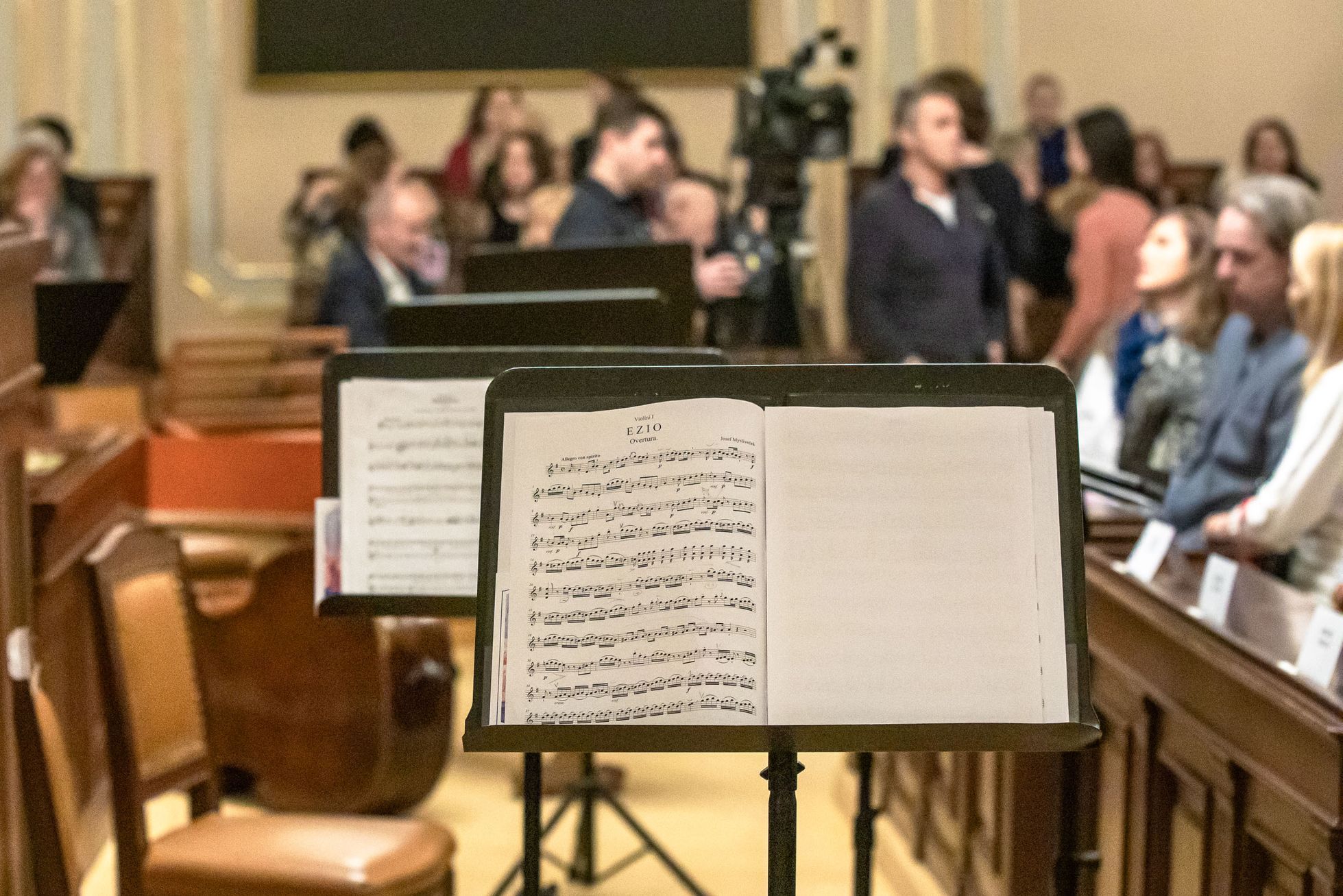 Opera v jednacím sále poslanecké sněmovny, zpívá Vojtěch Dyk a Simona Šaturová