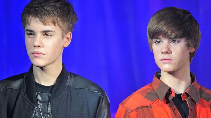 Justin Bieber se svým voskovým dvojníkem u Madame Tussauds v Londýně