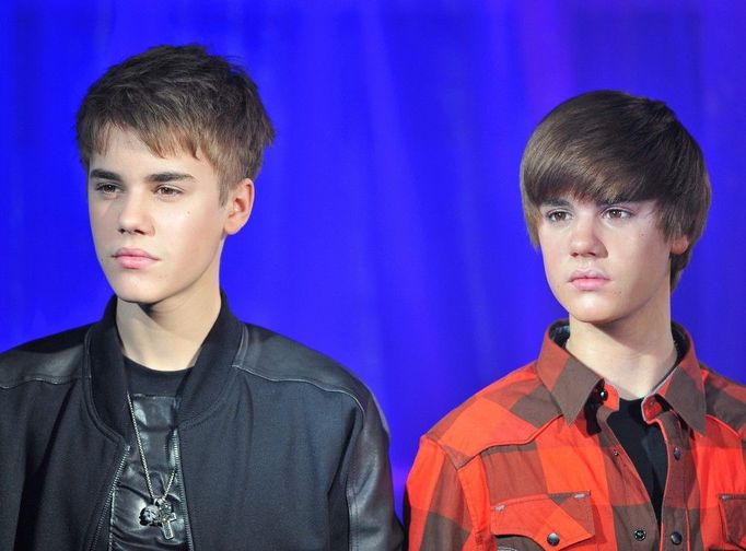 Justin Bieber se svým voskovým dvojníkem u Madame Tussauds v Londýně