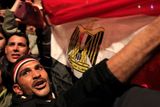 Demonstranti v centru Káhiry uposlechlil výzvy armádního velitele a mávají národními vlajkami. Šéf ozbrojených sil jim oznámil, že jejich požadavky budou vyslyšeny