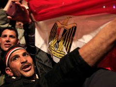 Demonstranti v centru Káhiry uposlechlil výzvy armádního velitele a mávají národními vlajkami. Šéf ozbrojených sil jim oznámil, že jejich požadavky budou vyslyšeny