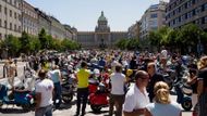 Vespa je spíš životní styl než běžný dopravní prostředek do města. Dokazuje to i fakt, že z italských skútrů se stala ikona a má silnou fanouškovskou základnu také v Česku.