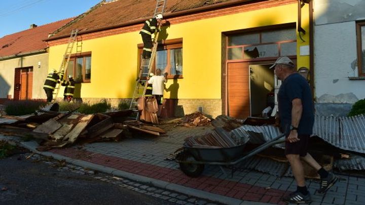 Břeclavskem se v pondělí prohnalo slabé tornádo. V Lanžhotě poškodilo zhruba 30 domů; Zdroj foto: ČTK
