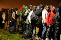 Německá policie vyklidila uprchlický tábor v Mnichově, migranti drželi hladovku a kolabovali