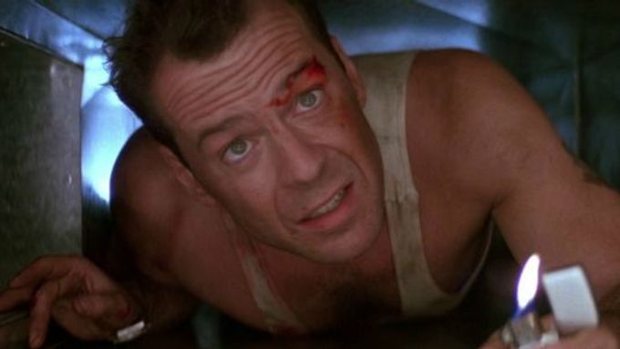 Bruce Willis v první Smrtonosné pasti z roku 1988.