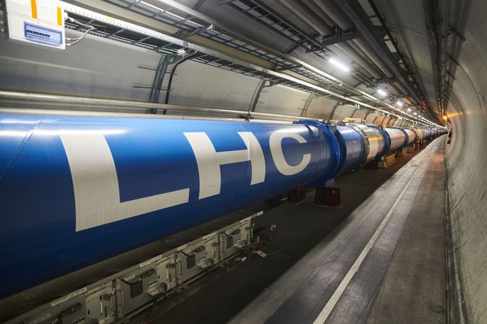 Řetězec dipólových magnetů LHC v tunelu CERN u bodu 1 (ATLAS) na konci dlouhé odstávky 2. LHC zahájí Run 3 v roce 2022 s energií 6,8 TeV.