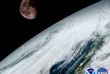 Meteorologové na takové snímky netrpělivě čekali – a moderní satelit GOES-16 jim je poskytl. Kromě toho, že posílá nové fotografie Země kvalitnější, tak jsou k dispozici až pětkrát rychleji než snímky od starých družic. Blížící se bouři nebo tornádo tak lokalizují s mnohem větší přesností.