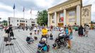 Návštěvníci festivalu Jiráskův Hronov naslouchají autorské poezii.