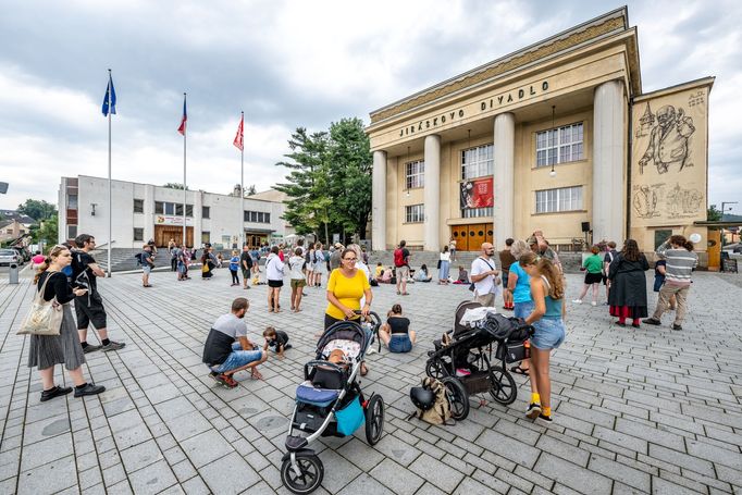 Návštěvníci festivalu Jiráskův Hronov naslouchají autorské poezii.