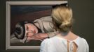 Návštěvnice výstavy Nové realismy si prohlíží Portrét Hildegard od Heriberta Fischera-Geisinga z roku 1931.