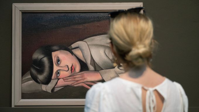 Dívka z plakátu, který na výstavu zve, se jmenuje Hildegard. Její portrét v roce 1931 namaloval Heribert Fischer-Geising.