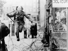 Dne 15. srpna 1961 voják Conrad Schumann, který měl službu u hranice, na poslední chvíli přeskočil rozestavěnou zeď 