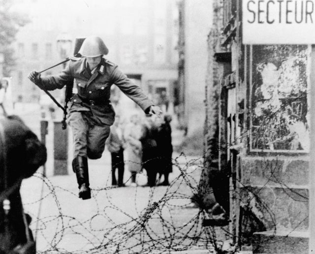 Před padesáti lety se začala stavět Berlínská zeď