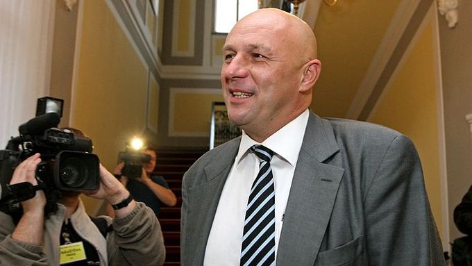 Tomáš Julínek přichází do Úřadu vlády ČR.