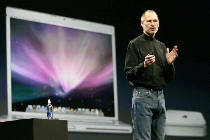 Firma Apple předvádí nejtenčí notebook na světě