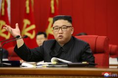 Kim Čong-un přiznal, že KLDR má málo potravin. Kilo banánů tu vyjde na tisíc korun
