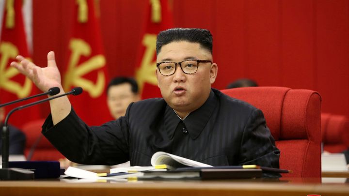 Kim Čong-un přiznal, že KLDR má málo potravin. Kilo banánů tu vyjde na tisíc korun; Zdroj foto: Reuters