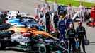 Jezdci F1 se svými monoposty před startem testů v Bahranu