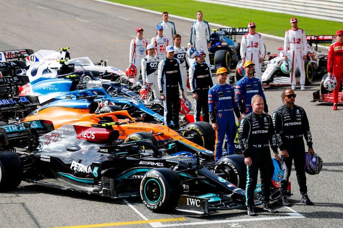 Jezdci F1 se svými monoposty před startem testů v Bahranu