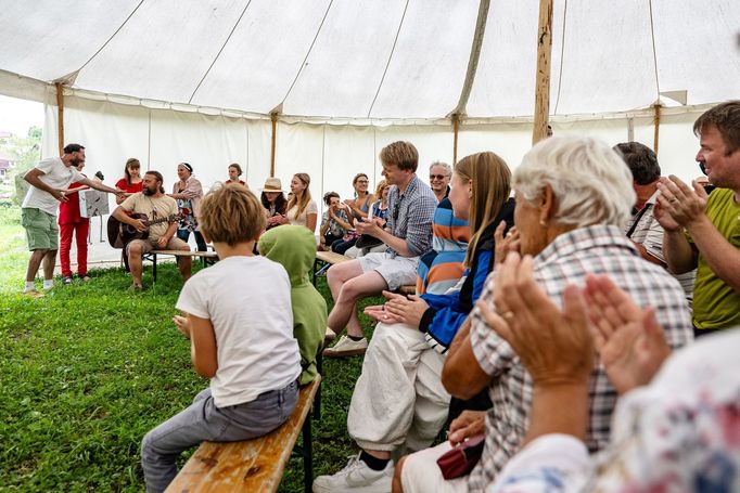 Návštěvníci festivalu Theatrum Kuks viděli inscenaci brněnského divadelního souboru Frgál na nitkách.