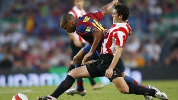 Barcelonský Thierry Henry (vlevo) bojuje o míč s hráčem Athletikem Bilbao Ustaritzem v utkání španělské ligy na Nou Campu.