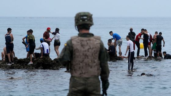 Tisíce migrantů v Ceutě