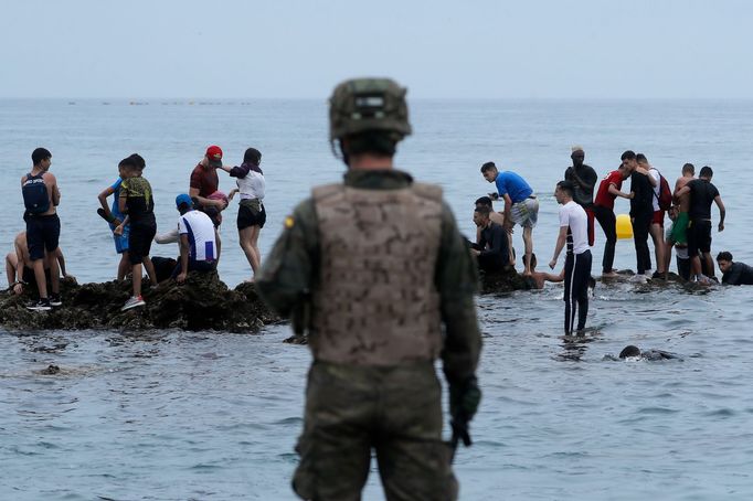 Tisíce migrantů se dostaly do španělské enklávy na africkém kontinentu.