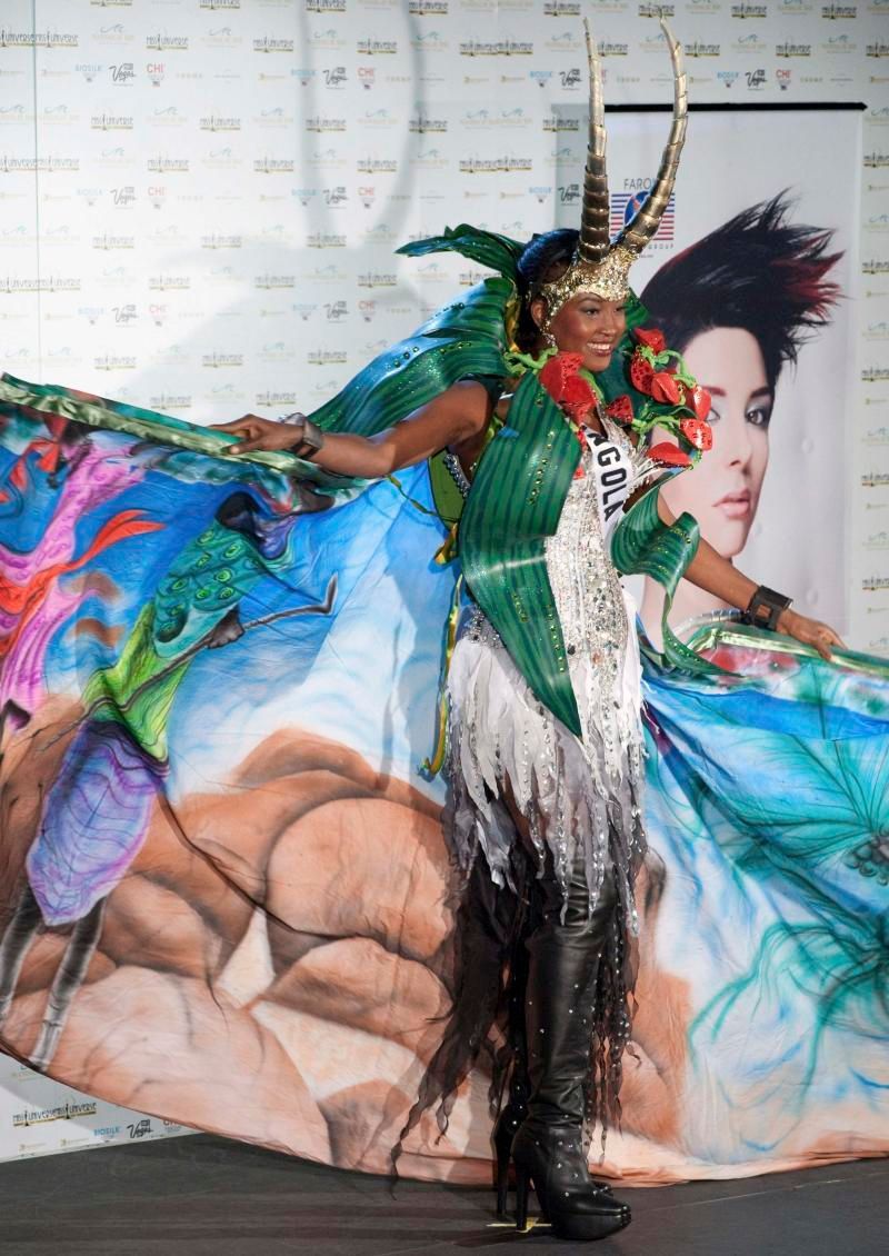 Finalistky Miss Universe v národních kostýmech - Miss Angoly