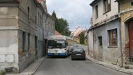 Památkáři brání zbourání tří domů na vjezdu do města, průtah silnice památkovou zónou jim nevadí.