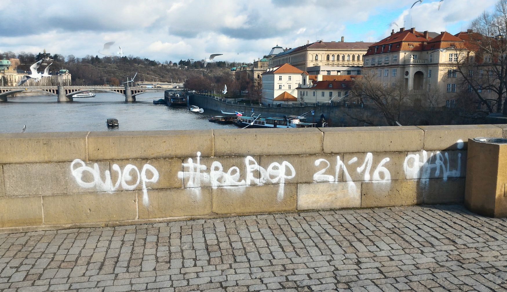 Karlův most, graffiti