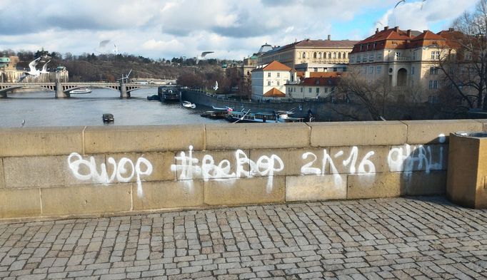 Karlův most, graffiti