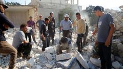 Záchranáři a dobrovolníci hledají přeživší po bombardovní nemocnice v syrském Melesu