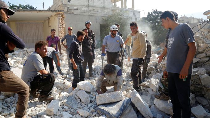 Záchranáři a dobrovolníci hledají přeživší po bombardovní nemocnice v syrském Melesu. Ilustrační foto.