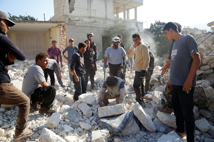 Záchranáři a dobrovolníci hledají přeživší po bombardovní nemocnice v syrském Melesu.