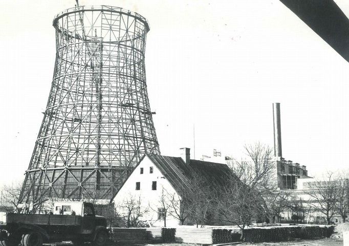 Stavba chladících věží (50. léta).