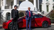 Toto už je fotka z března, kdy se před Bílým domem objevilo několik aut Tesla, mezi nimi právě i červený Model S.