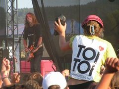 Vypsaná Fixa a stylově oblečený fanoušek