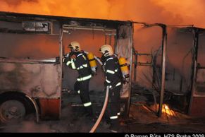 Cestující zapálili autobus pražské MHD