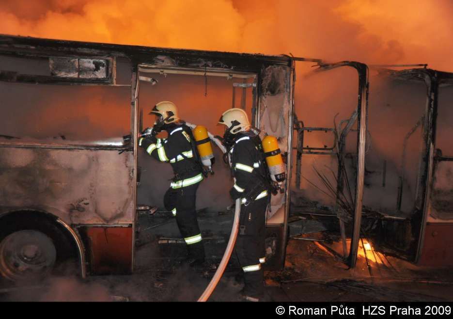 V Praze shořel autobus MHD