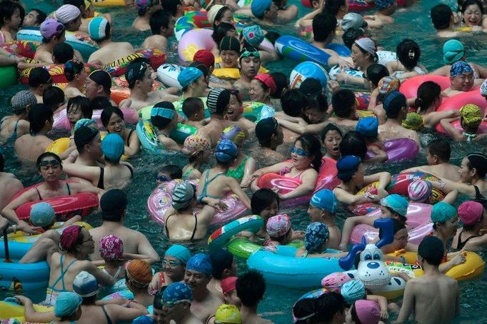 Léto je i v Číně. Teploty v Nanjingu dosáhly včera 36°C. Číňané chladí svá těla v bazénu. Čína je nejlidnatější zemí světa.