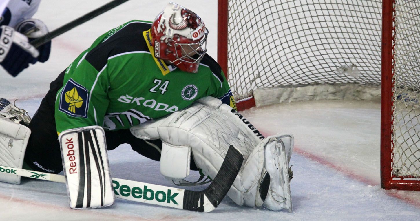 Mladoboleslavský hokejový brankář Vlastimil Lakosil inkasuje gól v utkání s Kladnem v přípravném utkání před sezónou 2012/13.