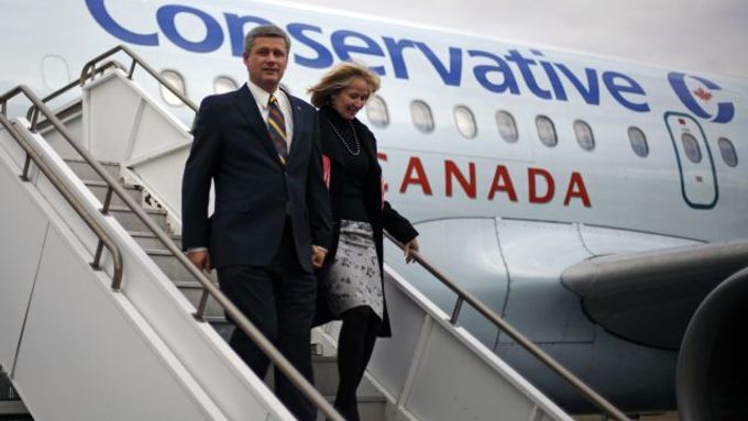 Kanadský premiér a vůdce konzervativců Stephen Harper s manželkou po příletu do Winnipegu, který navštívil v rámci předvolební kampaně.