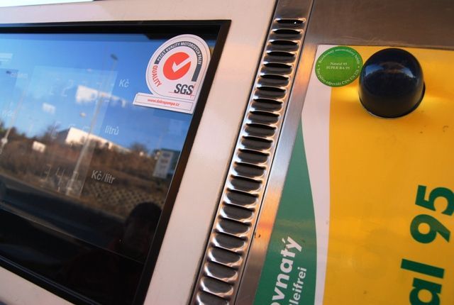Zavážení paliva k čerpací stanici Shell