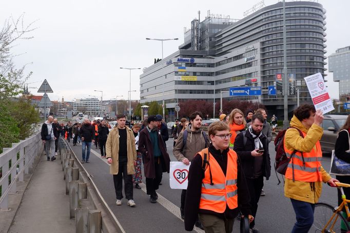 Demonstrace za snížení povolené rychlosti v Praze 13. dubna 2023.