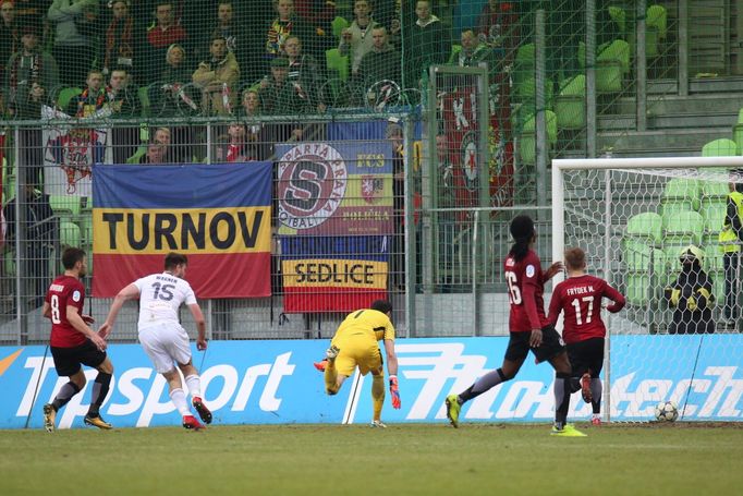 HET liga, Karviná - Sparta: Tomáš Wágner dává gól na 1:1